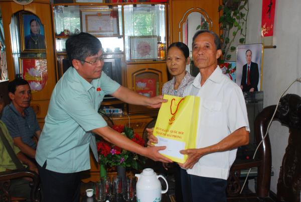 Thăm và tặng quà nạn nhân chất độc da cam tại quận Dương Kinh