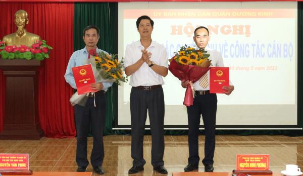 Quận Dương Kinh tổ chức Hội nghị công bố các quyết định về công tác cán bộ