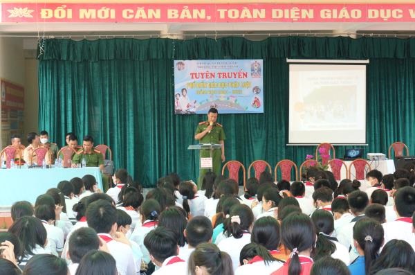 Công an quận Dương Kinh tổ chức tuyên truyền, phổ biến, giáo dục pháp luật tới hơn 400 học sinh 