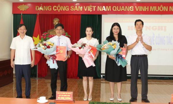 UBND quận Dương Kinh công bố các quyết định về công tác cán bộ