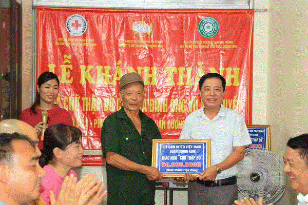 Tổ chức khánh thành nhà Chữ thập đỏ tặng gia đình ông Vũ Văn Tuyết 